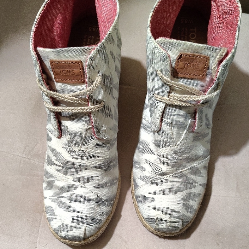 Toms Gray Boots with Free Toms Sunglasses